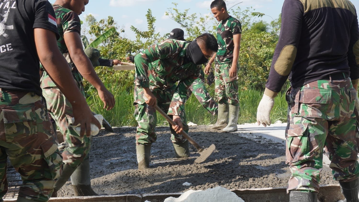 LAMONGAN — Program TNI Manunggal Membangun Desa (TMMD) ke-129 yang dilaksanakan oleh Kodim 0812/Lamongan bukan sekadar proyek pembangunan fisik semata.