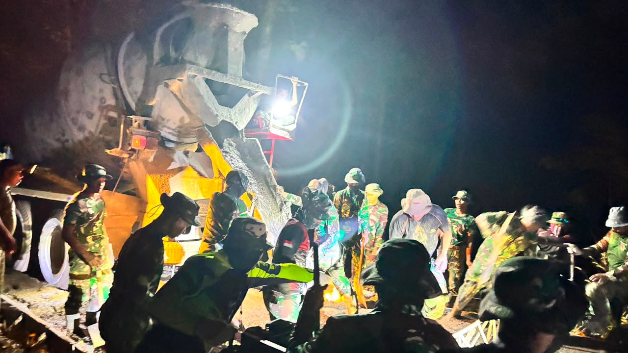Menembus Pekat Malam, Satgas TMMD Kodim 0812/Lamongan Garap Pembangunan Desa Hingga Tuntas dan Sempurna