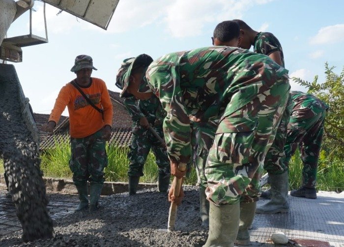 TMMD 129 Ngimbang: Semangat Gotong Royong Mewarnai Pembangunan Jalan Beton Desa Tlemang