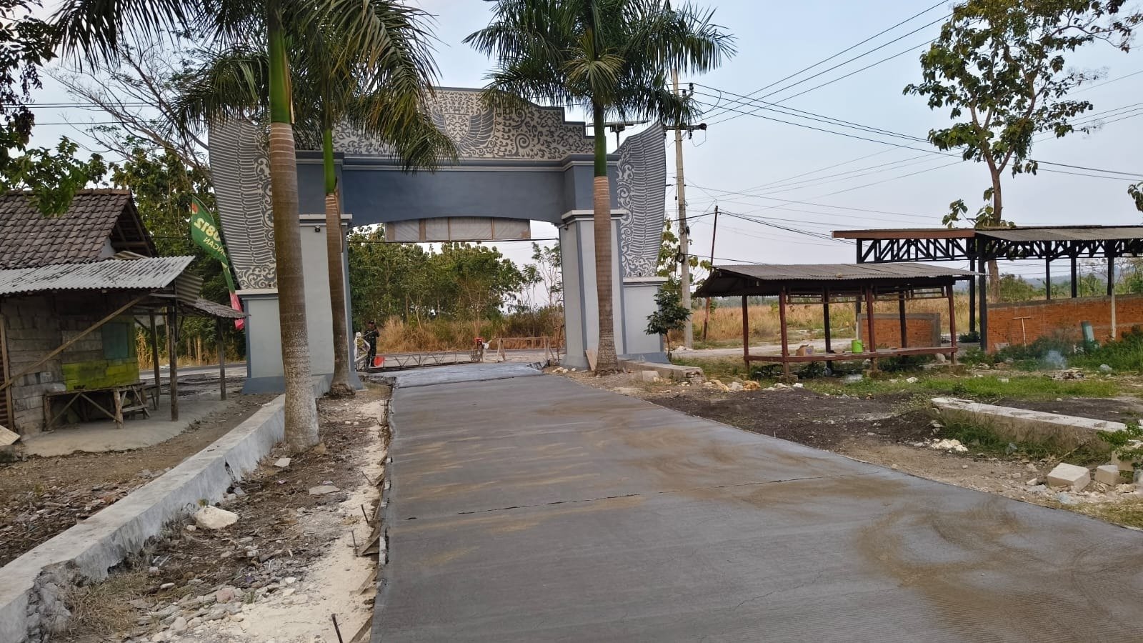 Hujan dan Panas Tak Surutkan Langkah Prajurit Kodim 0812/Lamongan Rampungkan Jalan TMMD 129 Desa Tlemang