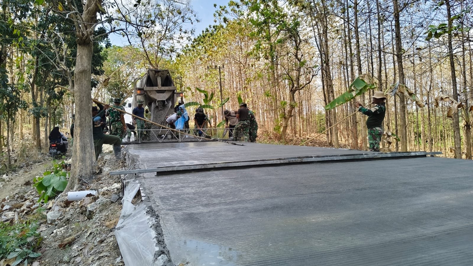 Sentuhan Alat Berat dan Tenaga Manusia: Wajah Baru Jalan Desa Tlemang Lewat Program TMMD 129