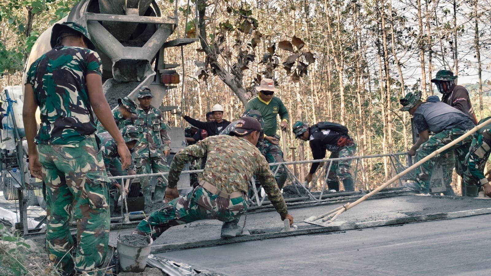 Semangat Gotong Royong TMMD 129 Kodim 0812/Lamongan Pacu Pembangunan Jalan Desa Tlemang