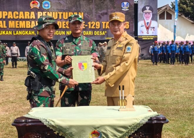 Dansatgas TMMD 129 Serahkan Naskah Hasil Pembangunan Kepada Bupati Lamongan Saat Upacara Penutupan