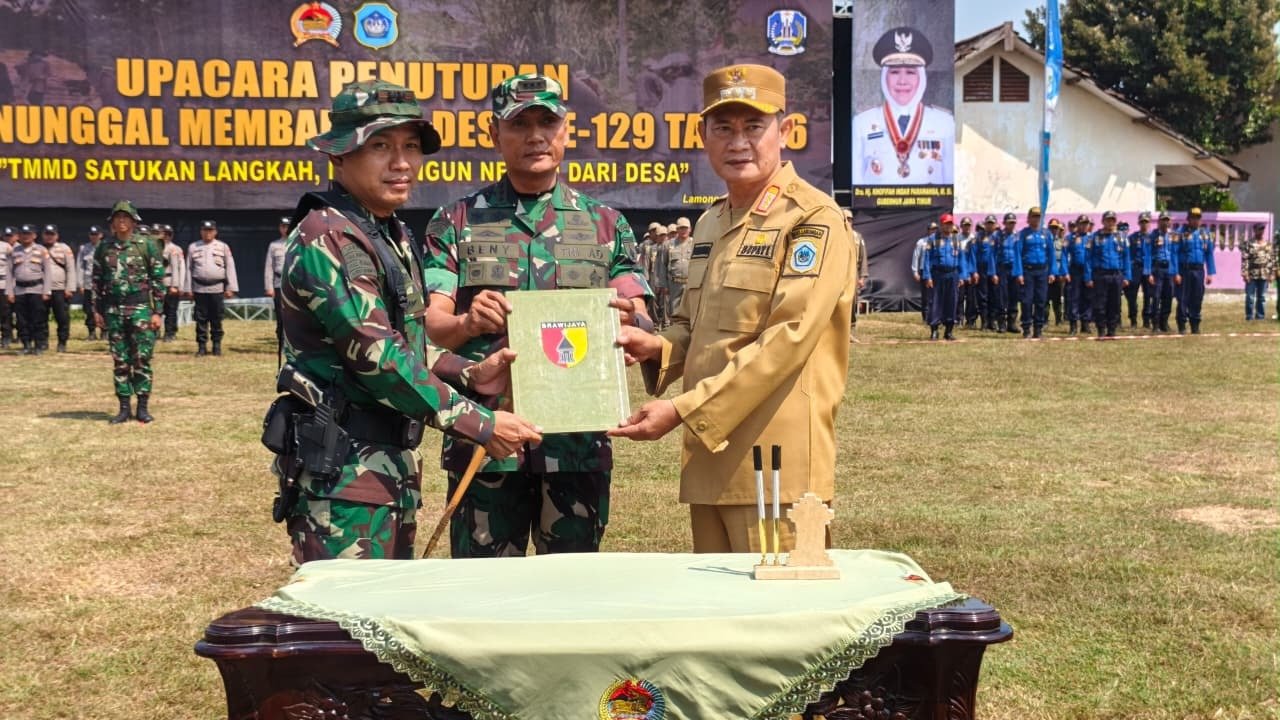 Dansatgas TMMD 129 Serahkan Naskah Hasil Pembangunan Kepada Bupati Lamongan Saat Upacara Penutupan