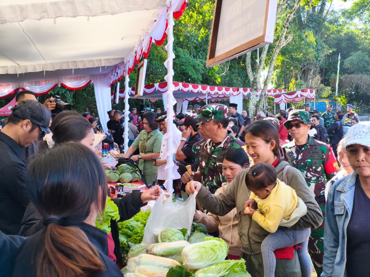 Bazar Murah dan Pemeriksaan Kesehatan Gratis Meriahkan Penutupan TMMD Ke-129 Kodim 1626/Bangli