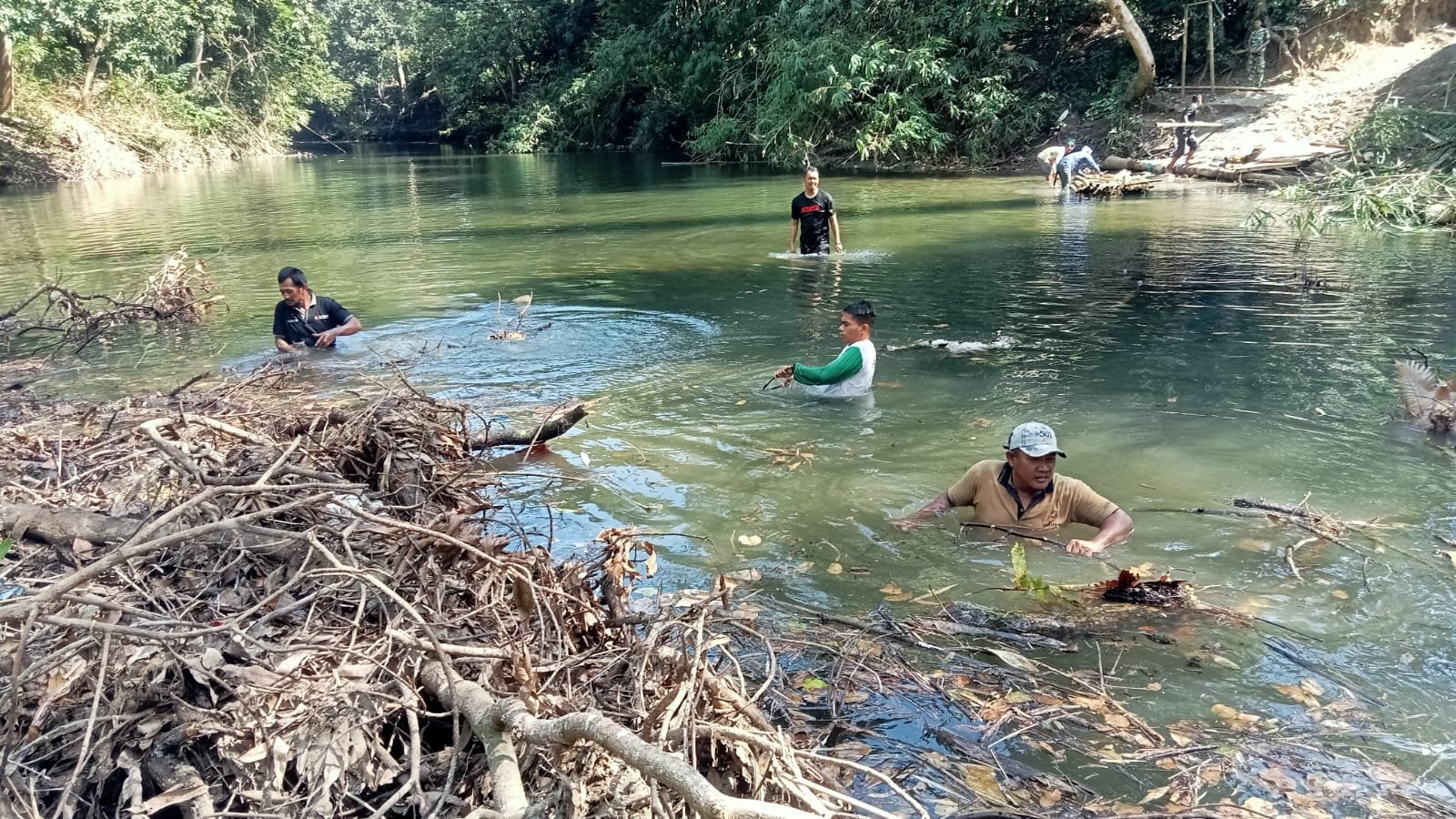 Koptu Agus Nawang dan Satgas TMMD Lakukan Pembersihan Jembatan Gantung