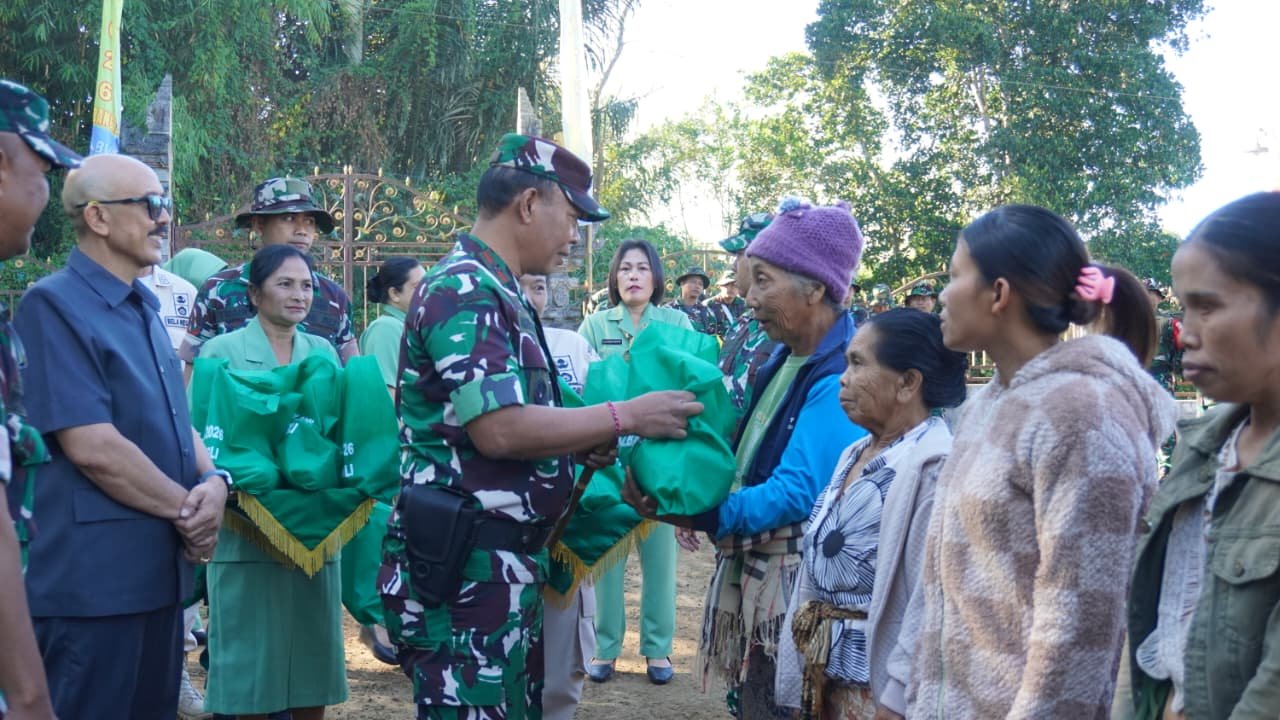 Penutupan TMMD Ke-129, TNI Serahkan Bantuan Sembako, Nutrisi dan Sarana Olahraga