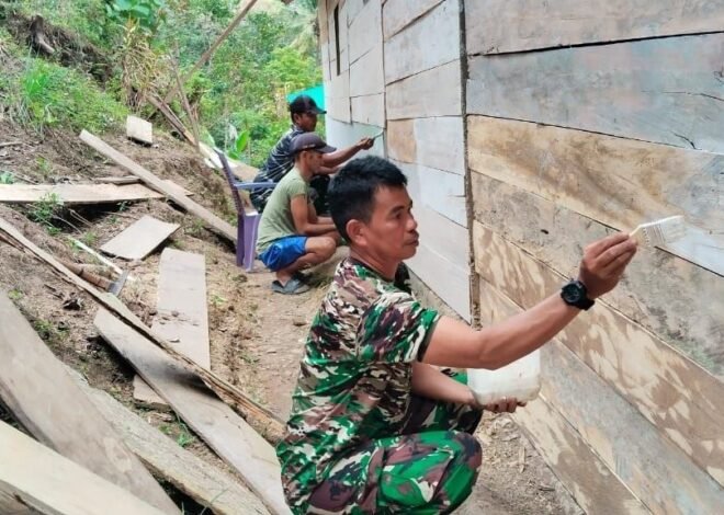 Kegiatan Pengecatan RTLH Warga oleh Sertu Edi dan Satgas TMMD