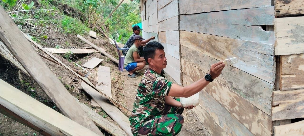 Kegiatan Pengecatan RTLH Warga oleh Sertu Edi dan Satgas TMMD