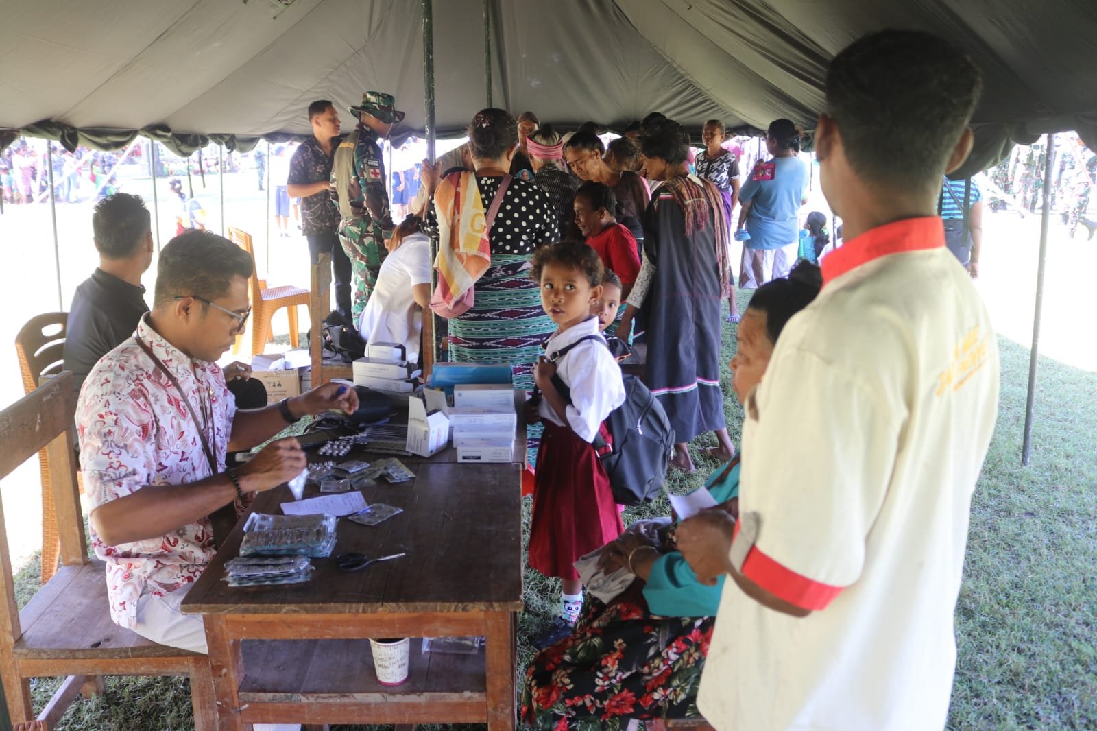 Penutupan Satgas TMMD Kodim 1605/Belu Diwarnai Aksi Sosial Pengobatan Gratis untuk Warga Perbatasan