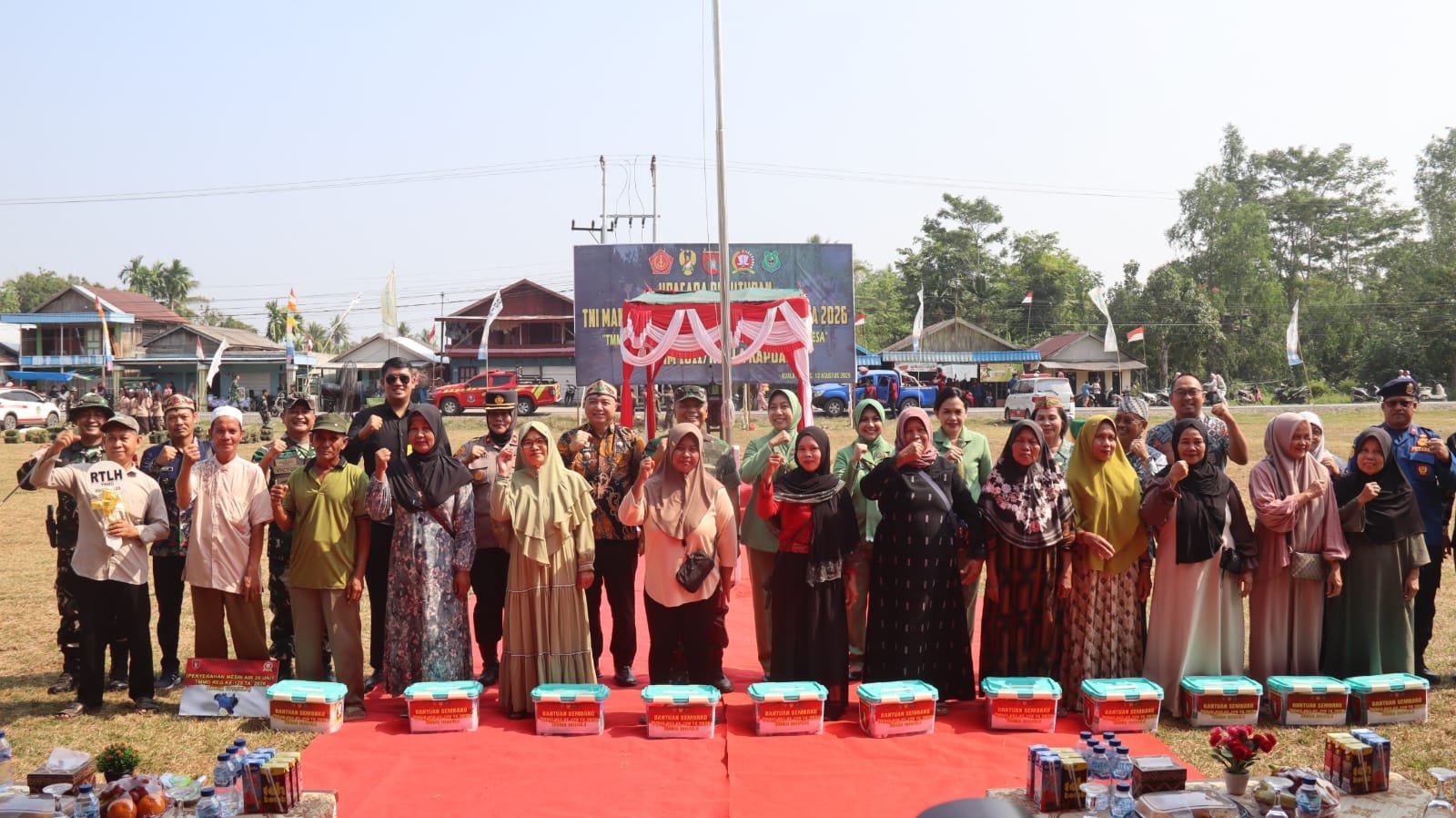 Bansos Warnai Penutupan TMMD Ke-129, Puluhan Keluarga Terima Paket Sembako