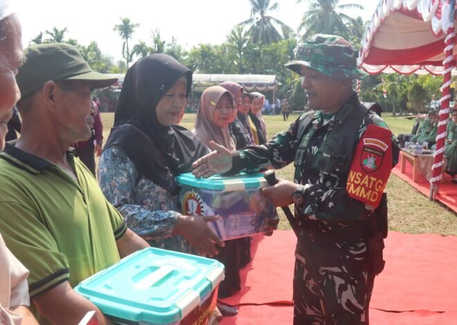 Puluhan Keluarga Kurang Mampu Terima Bansos di Penutupan TMMD Ke-129 Kapuas