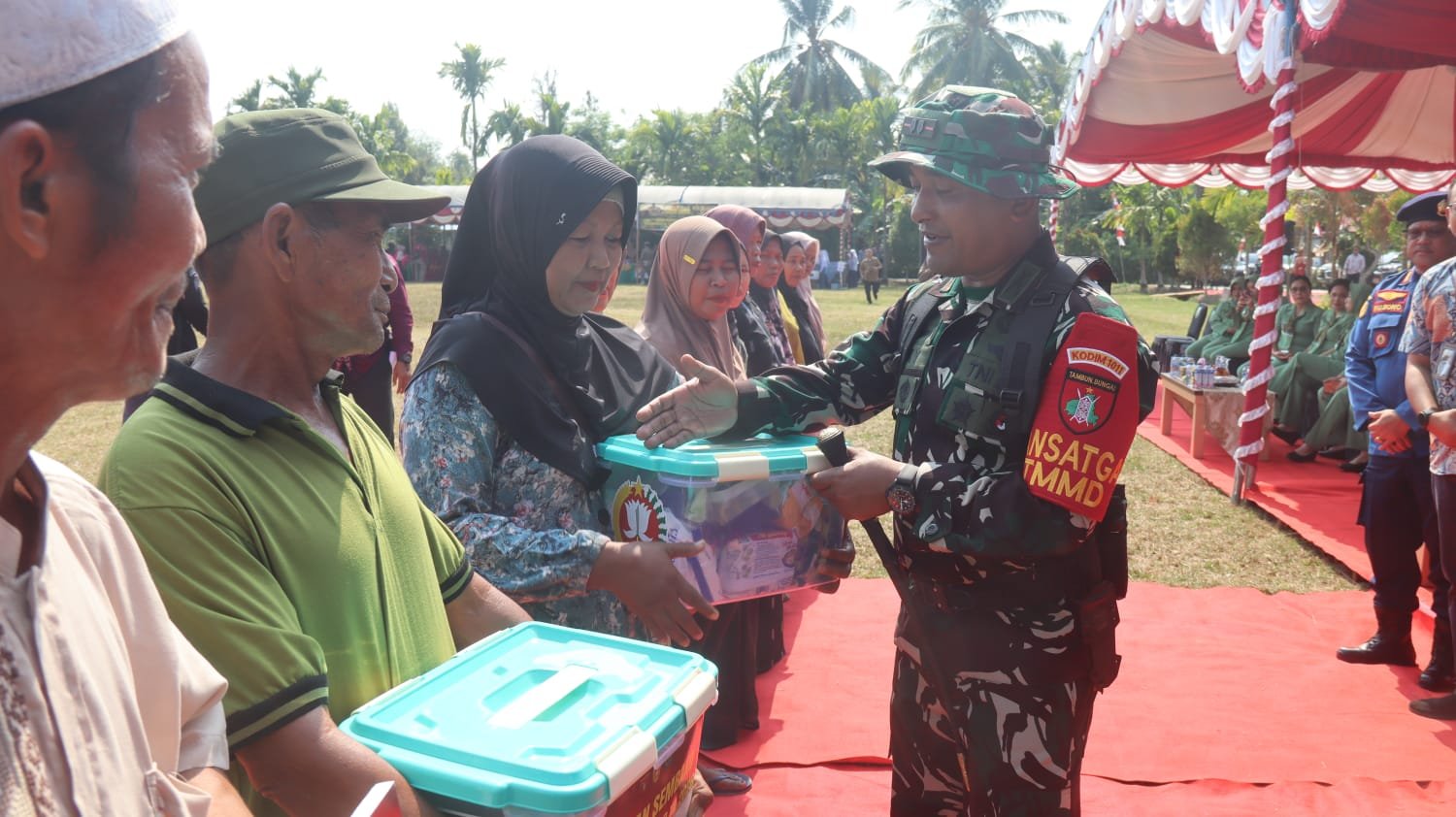 Puluhan Keluarga Kurang Mampu Terima Bansos di Penutupan TMMD Ke-129 Kapuas
