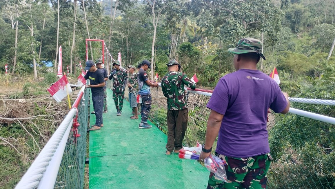 Jembatan Gantung TMMD Ke 129 Kodim Bone Bersolek, Puluhan Bendera Merah Putih Sambut Peresmian