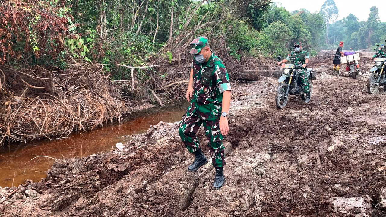 Pada Penutupan TMMD, Irdam XII/Tanjungpura Tinjau Langsung Sasaran Fisik TMMD Regtas Ke-129 Kodim 1206/Putussibau