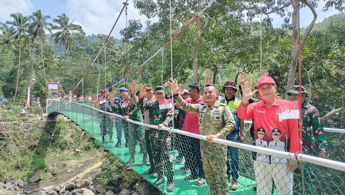 Kolaborasi TNI Dan Pemda, Jembatan Gantung Hasil TMMD Ke 129 Di Resmikan