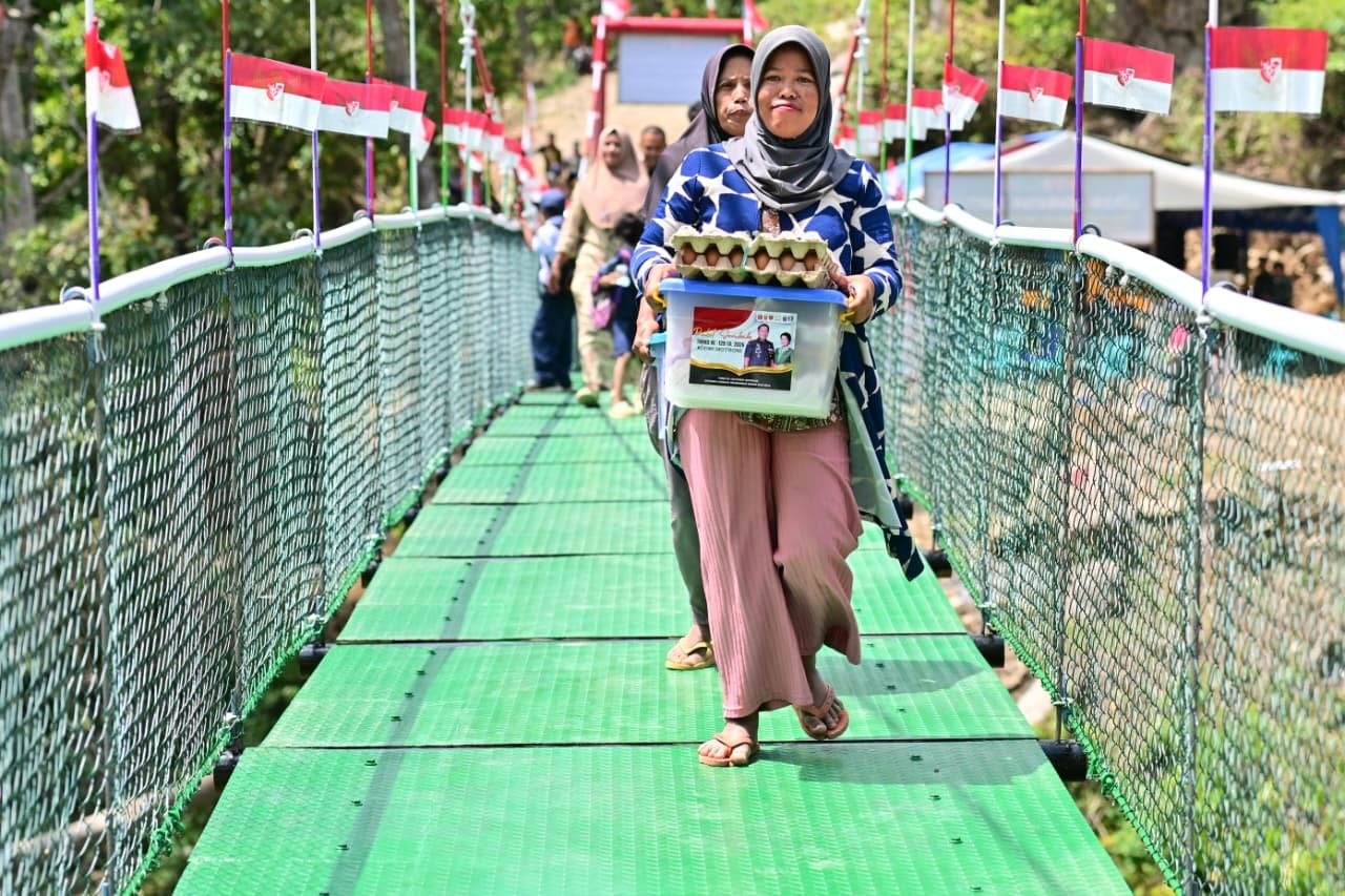 Setelah Lama Menanti, Warga Patukku Nikmati Jembatan Gantung Hasil TMMD Ke 129 Kodim Bone