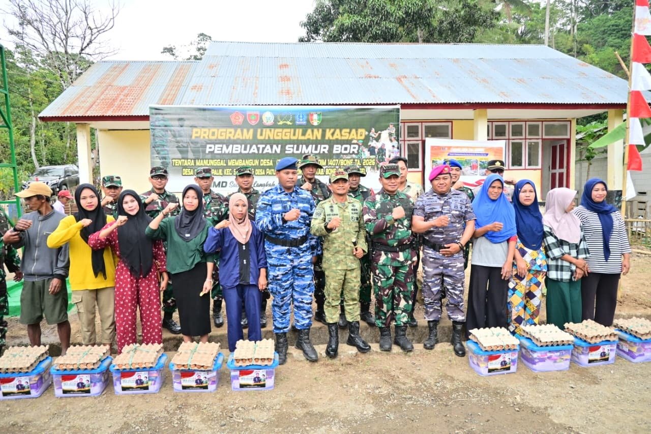 Kodim 1407/Bone Salurkan Bantuan Sembako, Warnai Rangkaian Penutupan TMMD Ke 129