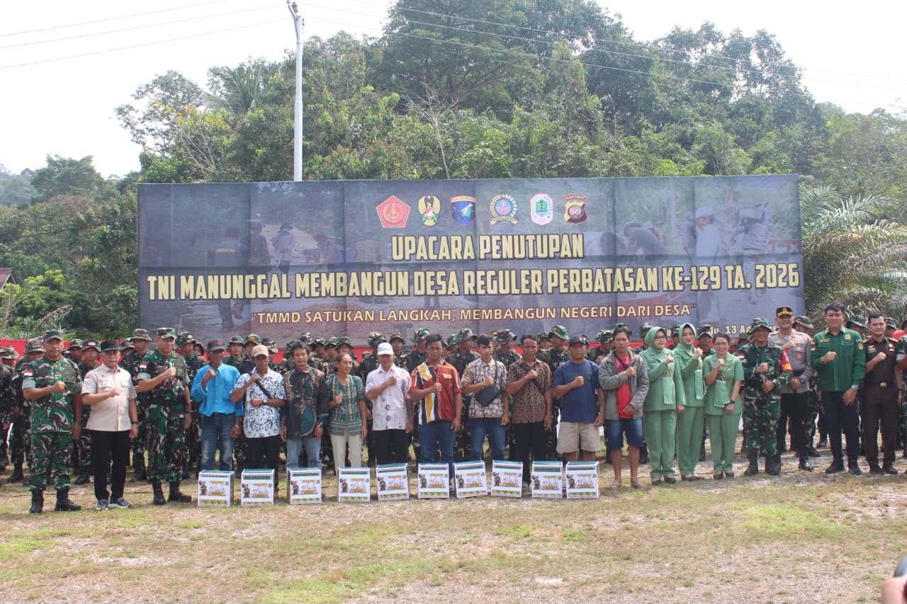 Tali Asih di Penghujung TMMD, Irdam XII/Tanjungpura Didampingi Kasrem 121/Abw, Dandim 1206/Putussibau dan Forkopimda Kapuas Hulu Berbagi Kebahagiaan Bersama Warga Ulak Pauk dan Belatung