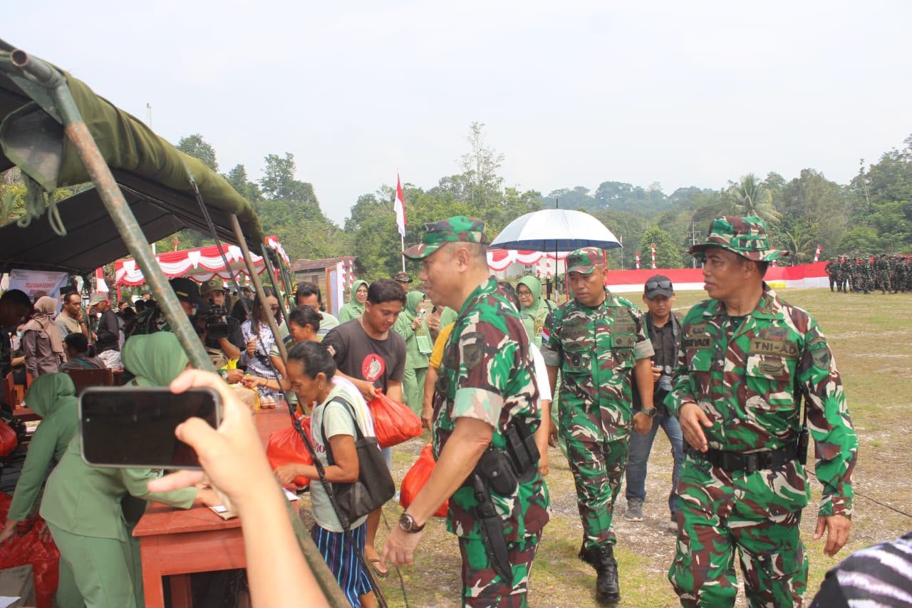 Bazar Murah Meriahkan Penutupan TMMD Regtas Ke-129 Kodim 1206/Putussibau di Lapangan Bola Apan