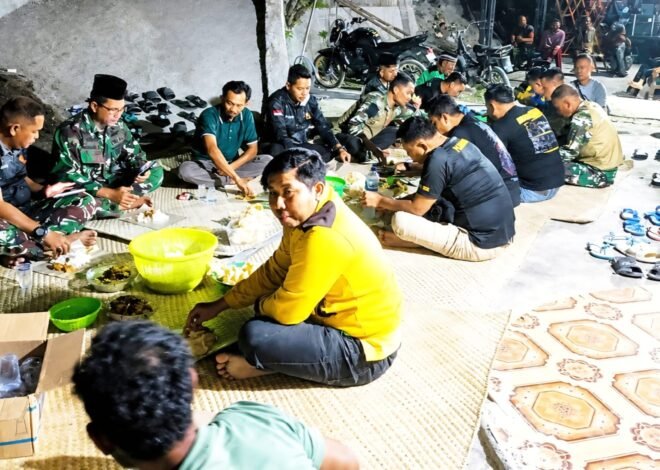 Kemanunggalan TNI-Rakyat: Warga Kesongo Gelar Makan Bersama Rayakan Kesuksesan TMMD 129 Bojonegoro   BOJONEGORO, – Berakhirnya rangkaian pembangunan melalui program TNI Manunggal Membangun Desa (TMMD) ke-129 Kodim 0813/Bojonegoro di Desa Kesongo, Kecamatan Kedungadem, Kabupaten Bojonegoro, disambut penuh rasa syukur oleh masyarakat.  Sebagai ungkapan kebahagiaan atas rampungnya berbagai sasaran fisik dan nonfisik, warga Desa Kesongo bersama personel Satgas TMMD menggelar acara tasyakuran dan makan bersama yang berlangsung hangat pada Rabu (12/8/2026) malam.  Momentum ini sekaligus menjadi bentuk tali kasih dan perpisahan manis masyarakat kepada para prajurit TNI yang telah hampir sebulan membaur demi memajukan desa mereka.  Salah satu wilayah yang merasakan dampak langsung dari program ini adalah Dusun Mundu.  Kepala Dusun Mundu, Hartono, menyampaikan rasa bangganya atas kekompakan warga yang secara swadaya menginisiasi acara ramah tamah ini bersama TNI.  “Alhamdulillah, kami sangat bersyukur. Masyarakat Mundu kompak sehingga tasyakuran ini bisa terlaksana. Kami juga mewakili masyarakat menyampaikan terima kasih kepada bapak-bapak TNI yang sudah membangun dusun kami. Kehadiran Satgas tidak hanya membawa perubahan fisik, tetapi juga mempererat hubungan emosional antara TNI dan rakyat,” ujar Hartono.  Senada dengan itu, Kepala Desa Kesongo, Kusnadi, menegaskan bahwa selesainya seluruh target TMMD tepat waktu merupakan kabar yang sangat membahagiakan bagi seluruh kelangsungan aktivitas warga.  “TMMD ini memberikan banyak manfaat nyata bagi Desa Kesongo. Kami bersyukur pembangunan dapat diselesaikan sesuai target dan tepat waktu. Ini tidak lepas dari kerja keras Satgas TMMD dan dukungan penuh dari gotong royong masyarakat,” tutur Kusnadi.  Di tempat yang sama, Komandan Satuan Setingkat Kompi (SSK) Satgas TMMD Kodim 0813 Bojonegoro, Lettu Ckm Purnomo, yang hadir langsung di tengah-tengah warga, memberikan apresiasi tinggi terhadap antusiasme masyarakat setempat.  “Yang paling penting adalah bagaimana pembangunan ini bisa selesai sesuai waktu yang ditentukan dan manfaatnya langsung dirasakan masyarakat. Semua ini bisa terwujud karena adanya kemitraan, gotong royong, dan dukungan warga yang luar biasa,” ungkap Lettu Ckm Purnomo.  Ia menambahkan, selama program berjalan, warga Kesongo bukan sekadar menjadi penonton, melainkan aktor utama yang aktif membantu menyukseskan pembangunan.  Acara tasyakuran yang dikemas dalam suasana lesehan sederhana ini menjadi potret nyata dari semboyan kemanunggalan TNI bersama rakyat.  Bagi warga Kesongo, tuntasnya TMMD ke-129 ini menjadi babak baru untuk memanfaatkan fasilitas yang ada demi mendongkrak roda perekonomian dan kemajuan desa ke depan.