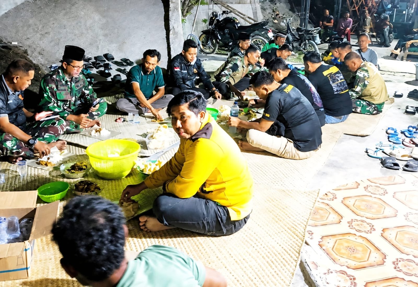 Kemanunggalan TNI-Rakyat: Warga Kesongo Gelar Makan Bersama Rayakan Kesuksesan TMMD 129 Bojonegoro   BOJONEGORO, – Berakhirnya rangkaian pembangunan melalui program TNI Manunggal Membangun Desa (TMMD) ke-129 Kodim 0813/Bojonegoro di Desa Kesongo, Kecamatan Kedungadem, Kabupaten Bojonegoro, disambut penuh rasa syukur oleh masyarakat.  Sebagai ungkapan kebahagiaan atas rampungnya berbagai sasaran fisik dan nonfisik, warga Desa Kesongo bersama personel Satgas TMMD menggelar acara tasyakuran dan makan bersama yang berlangsung hangat pada Rabu (12/8/2026) malam.  Momentum ini sekaligus menjadi bentuk tali kasih dan perpisahan manis masyarakat kepada para prajurit TNI yang telah hampir sebulan membaur demi memajukan desa mereka.  Salah satu wilayah yang merasakan dampak langsung dari program ini adalah Dusun Mundu.  Kepala Dusun Mundu, Hartono, menyampaikan rasa bangganya atas kekompakan warga yang secara swadaya menginisiasi acara ramah tamah ini bersama TNI.  “Alhamdulillah, kami sangat bersyukur. Masyarakat Mundu kompak sehingga tasyakuran ini bisa terlaksana. Kami juga mewakili masyarakat menyampaikan terima kasih kepada bapak-bapak TNI yang sudah membangun dusun kami. Kehadiran Satgas tidak hanya membawa perubahan fisik, tetapi juga mempererat hubungan emosional antara TNI dan rakyat,” ujar Hartono.  Senada dengan itu, Kepala Desa Kesongo, Kusnadi, menegaskan bahwa selesainya seluruh target TMMD tepat waktu merupakan kabar yang sangat membahagiakan bagi seluruh kelangsungan aktivitas warga.  “TMMD ini memberikan banyak manfaat nyata bagi Desa Kesongo. Kami bersyukur pembangunan dapat diselesaikan sesuai target dan tepat waktu. Ini tidak lepas dari kerja keras Satgas TMMD dan dukungan penuh dari gotong royong masyarakat,” tutur Kusnadi.  Di tempat yang sama, Komandan Satuan Setingkat Kompi (SSK) Satgas TMMD Kodim 0813 Bojonegoro, Lettu Ckm Purnomo, yang hadir langsung di tengah-tengah warga, memberikan apresiasi tinggi terhadap antusiasme masyarakat setempat.  “Yang paling penting adalah bagaimana pembangunan ini bisa selesai sesuai waktu yang ditentukan dan manfaatnya langsung dirasakan masyarakat. Semua ini bisa terwujud karena adanya kemitraan, gotong royong, dan dukungan warga yang luar biasa,” ungkap Lettu Ckm Purnomo.  Ia menambahkan, selama program berjalan, warga Kesongo bukan sekadar menjadi penonton, melainkan aktor utama yang aktif membantu menyukseskan pembangunan.  Acara tasyakuran yang dikemas dalam suasana lesehan sederhana ini menjadi potret nyata dari semboyan kemanunggalan TNI bersama rakyat.  Bagi warga Kesongo, tuntasnya TMMD ke-129 ini menjadi babak baru untuk memanfaatkan fasilitas yang ada demi mendongkrak roda perekonomian dan kemajuan desa ke depan.