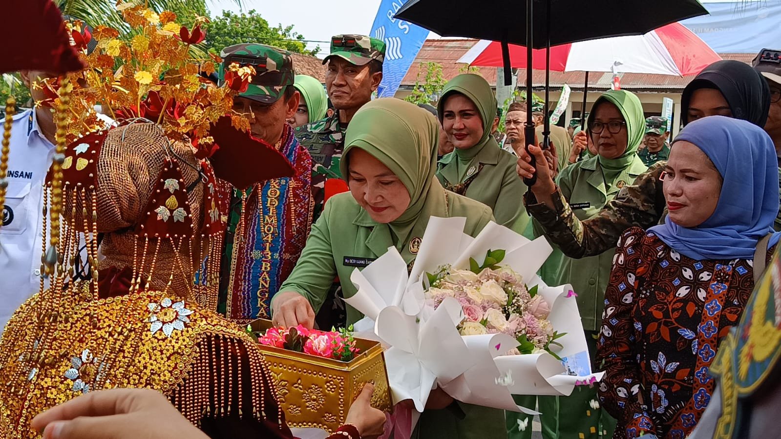 Ketua Persit KCK Dampingi Pangdam II/Sriwijaya Tutup TMMD ke-129 di Desa Deniang