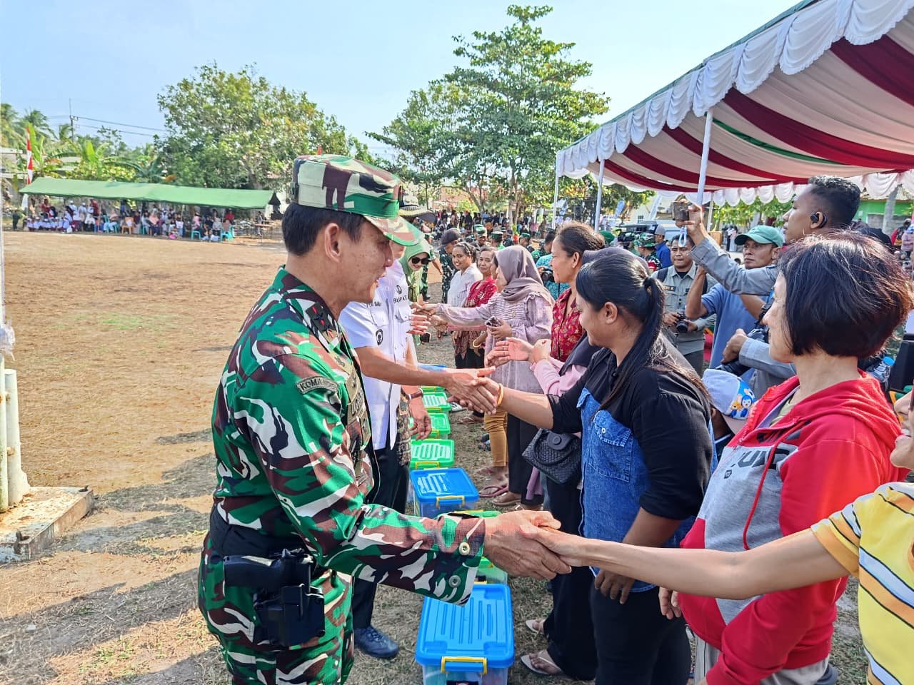 Senyum Pangdam dan Ketua Persit Hangatkan Bakti Sosial TMMD ke-129 di Desa Deniang
