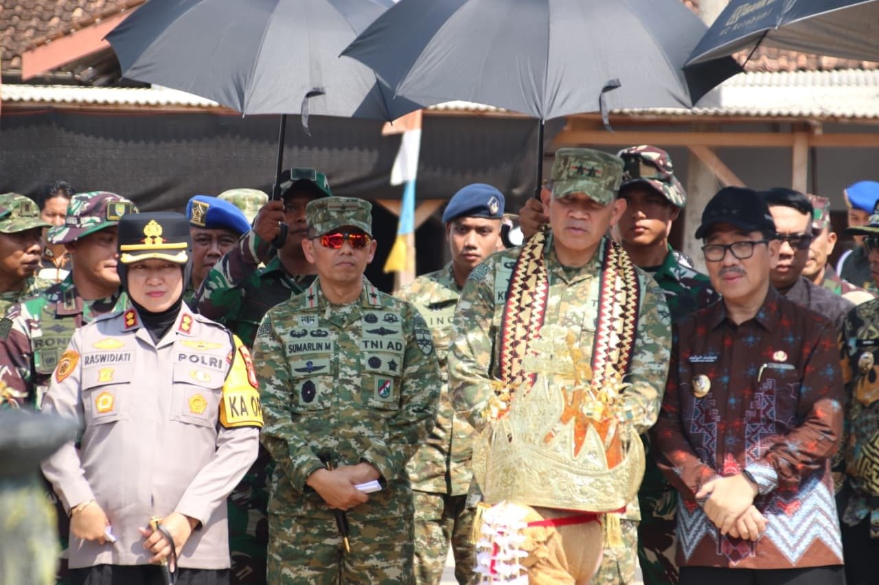 Danrem Dampingi Pangdam pada Penutupan TMMD Ke-129 Kodim 0412/LU di Sungkai Utara