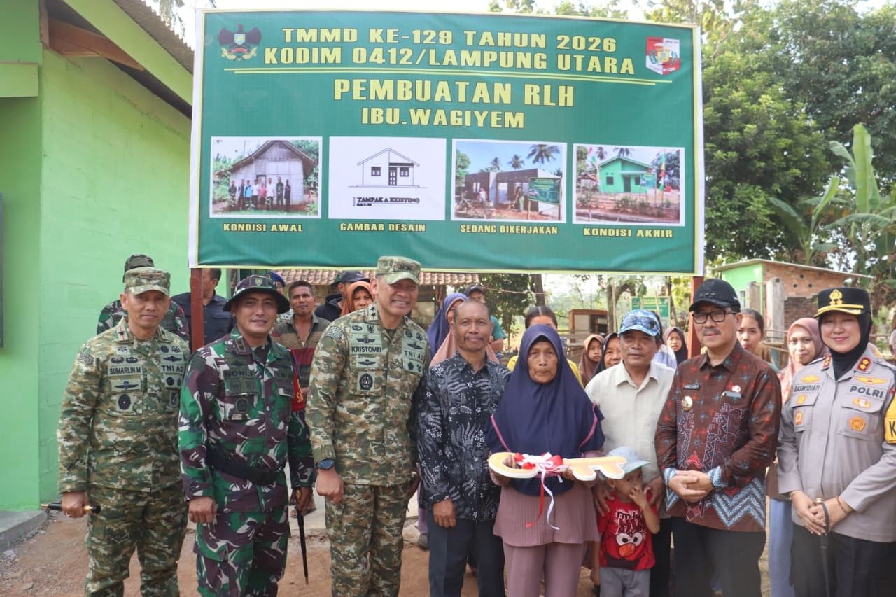 Pangdam XXI/RI Serahkan Kunci Secara Simbolis kepada Penerima Bantuan RTLH TMMD Ke-129 Kodim 0412/LU