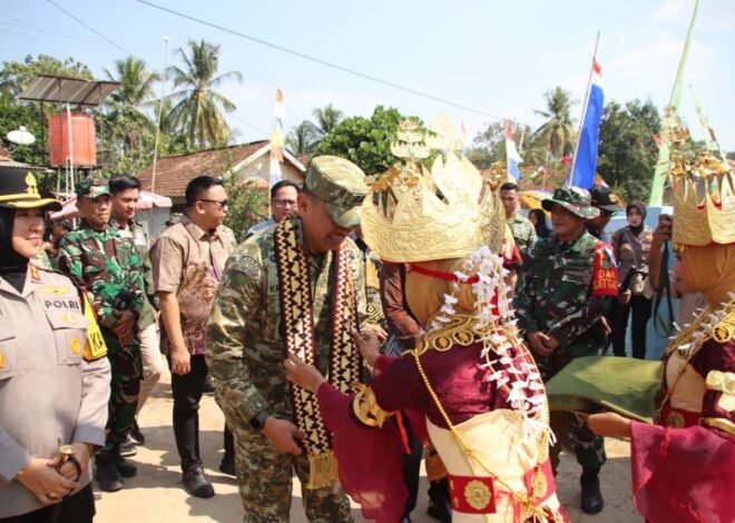 Dansatgas Sambut Pangdam XXI/RI dalam Rangka Penutupan TMMD Ke-129 Baru Raharja