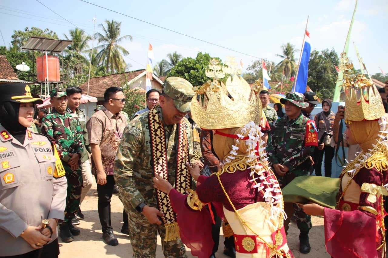 Dansatgas Sambut Pangdam XXI/RI dalam Rangka Penutupan TMMD Ke-129 Baru Raharja