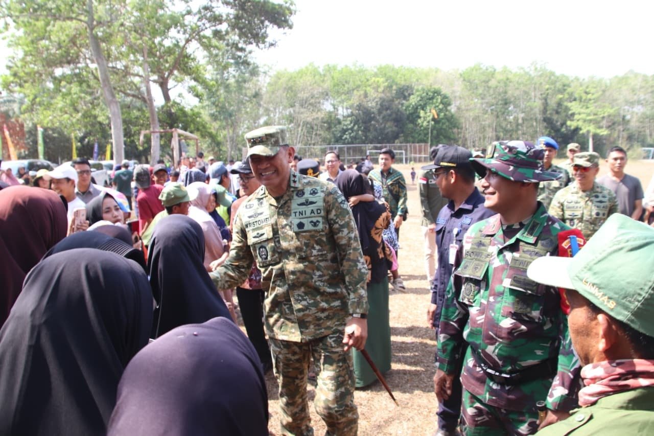 Pangdam XXI/RI Disambut Antusias Warga di Lapangan Sepak Bola Desa Ciamis