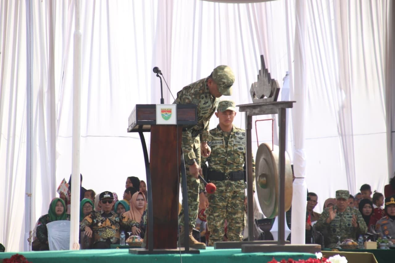 Pangdam XXI/Radin Inten Pukul Gong Tandai Penutupan TMMD ke-129 di Lampung Utara.
