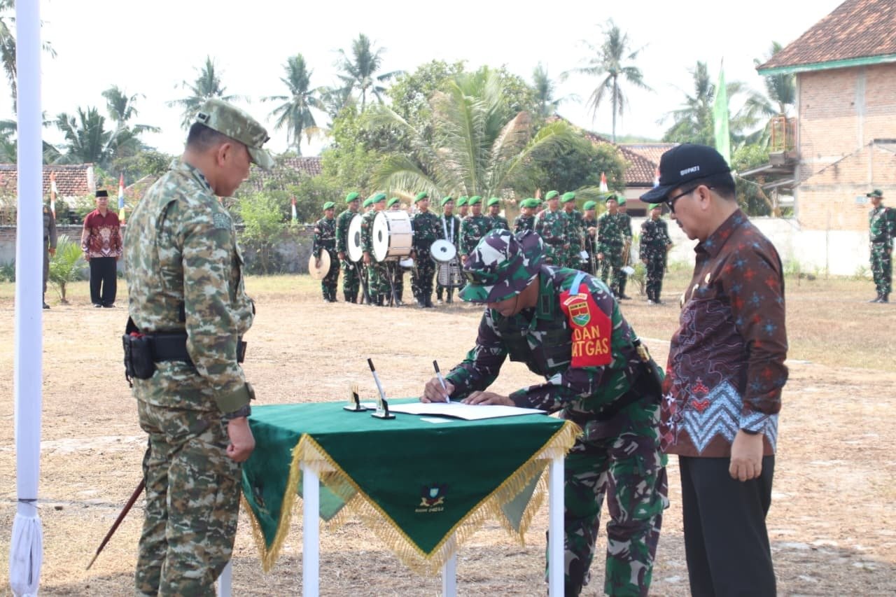 Penutupan TMMD ke-129 Kodim 0412/LU, Dansatgas Bacakan Laporan Pelaksanaan Program dan Tandatangani Naskah Bersama Bupati Lampung Utara