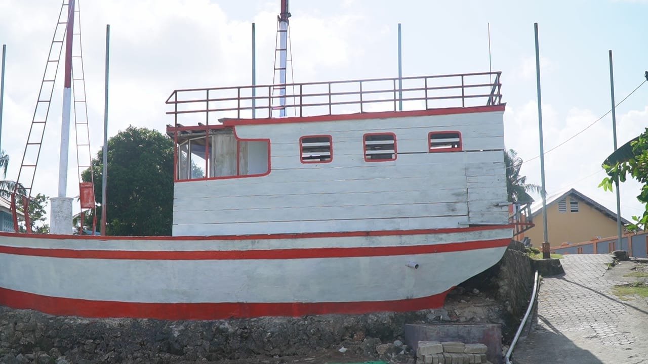 Satgas TMMD Bersama Masyarakat Percantik Miniatur Kapal, Jadi Ikon Baru Desa Umbele