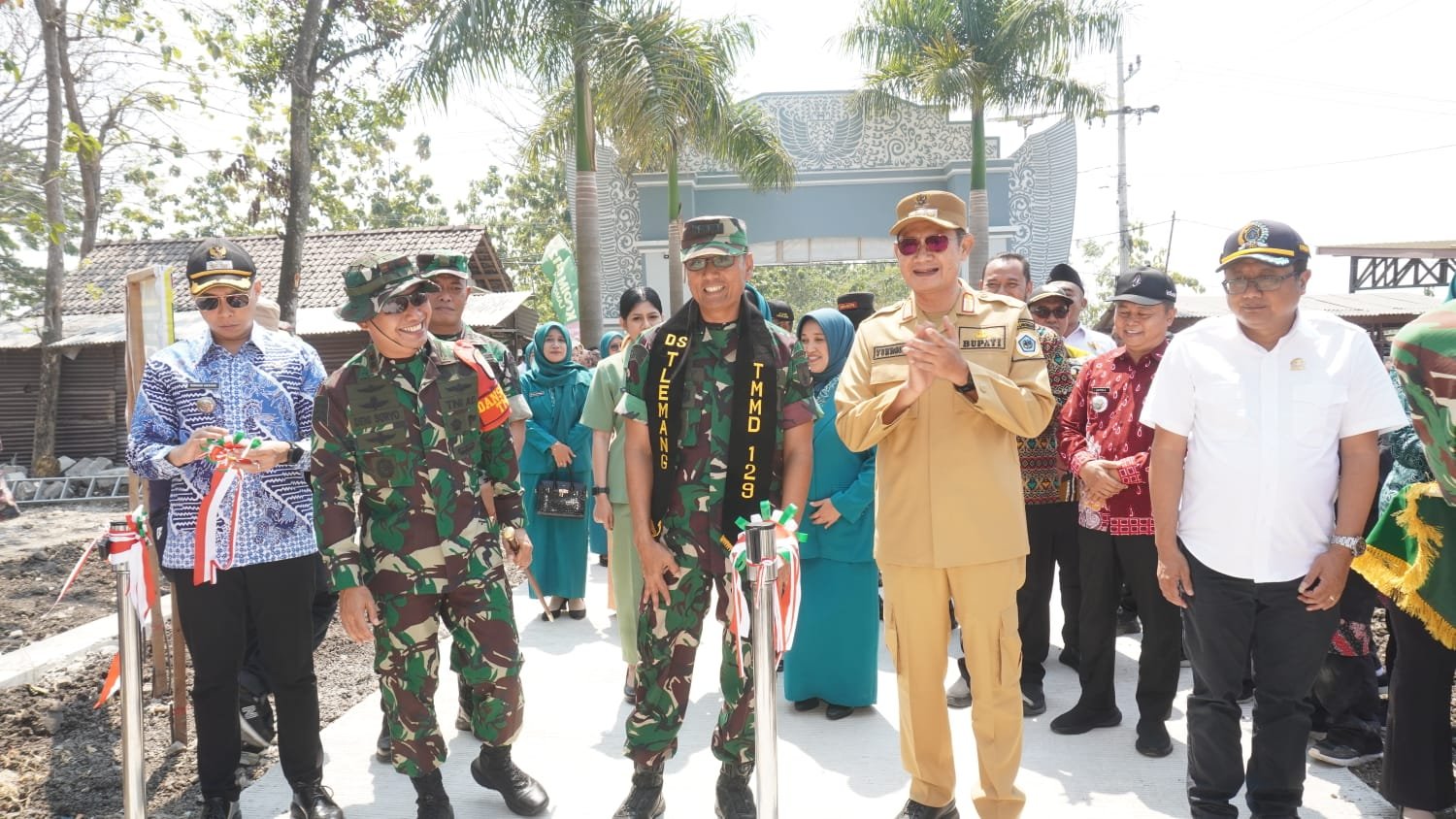 Bupati Lamongan dan Dansatgas Resmikan Jalan Beton TMMD 129 untuk Masyarakat