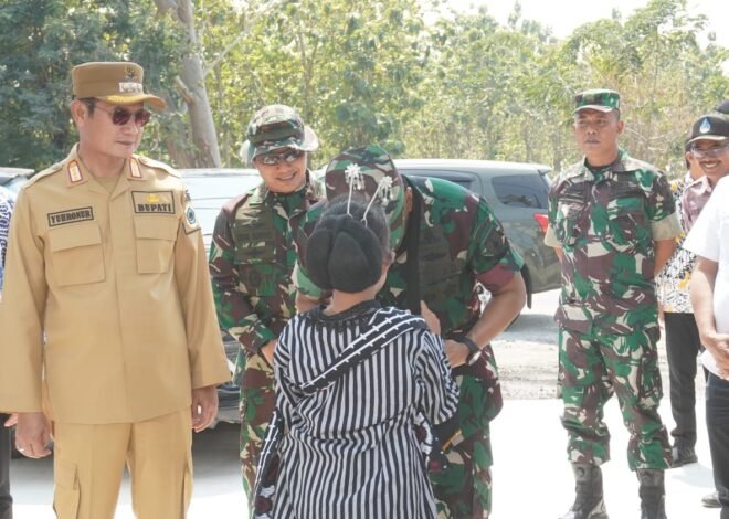 Penghormatan Spesial, Kolonel Arm Beny Terima Syal Tradisional dari Warga Tlemang