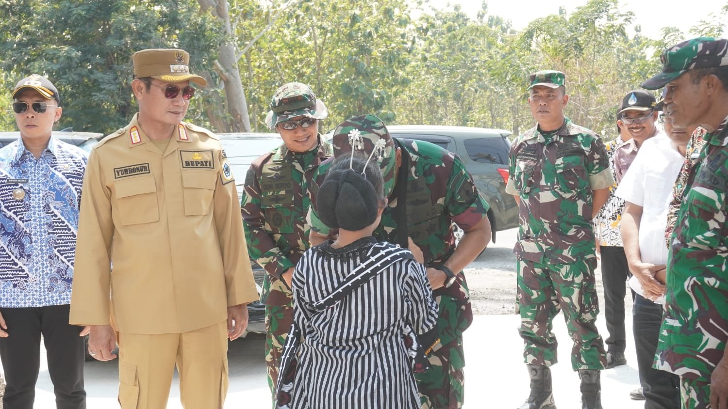 Penghormatan Spesial, Kolonel Arm Beny Terima Syal Tradisional dari Warga Tlemang