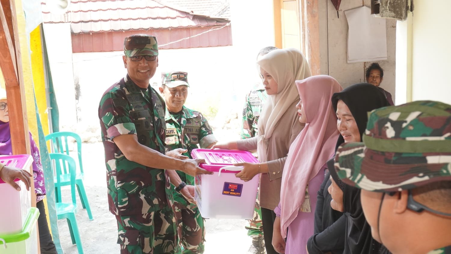 Kolonel Beny Serahkan Bantuan Sembako dan Hunian Baru untuk Warga Sumber Keberhasilan TMMD
