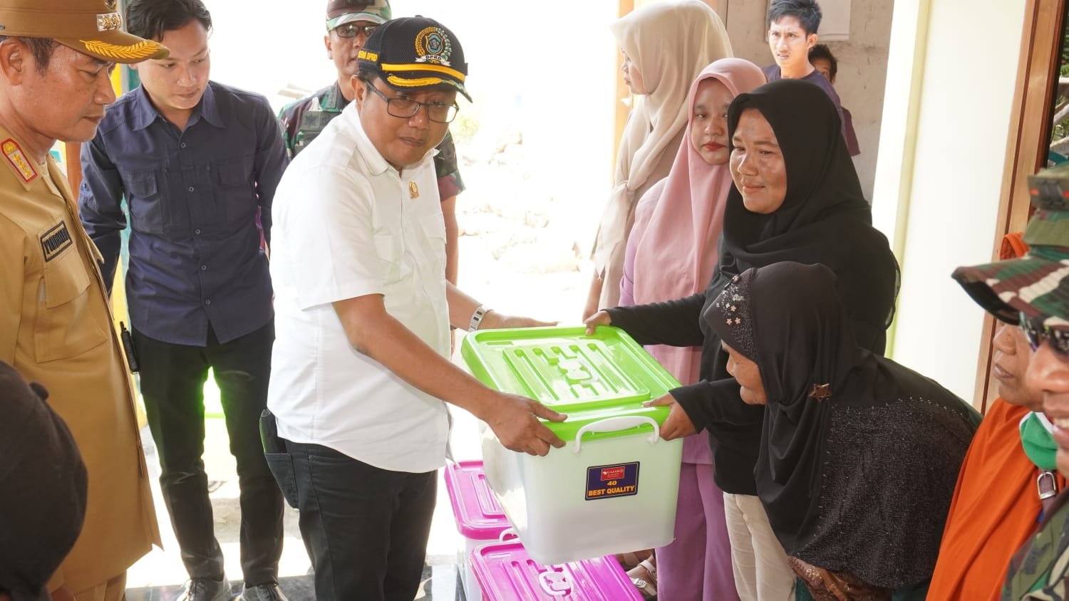 Forkopimda Lamongan Dukung TMMD 129 dengan Penyerahan Sembako untuk Warga