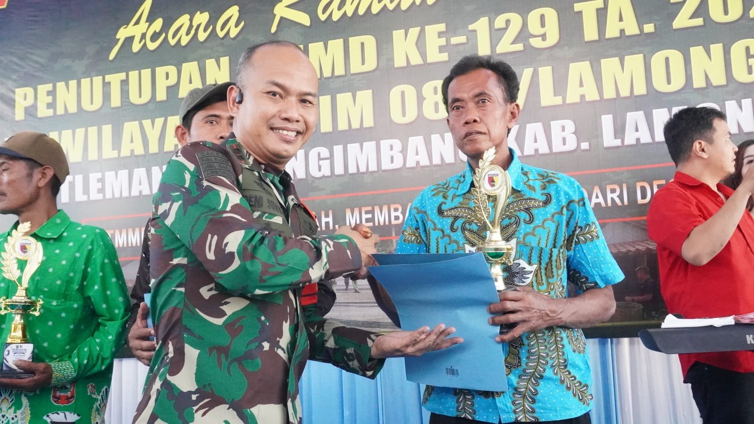 Komandan TMMD 129 Rayakan Kebersamaan Melalui Turnamen Voli di Desa Tlemang