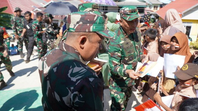 Pangdam XXIII/Palaka Wira Serahkan Alat Tulis dan Buku kepada Anak-Anak Kepulauan Umbele