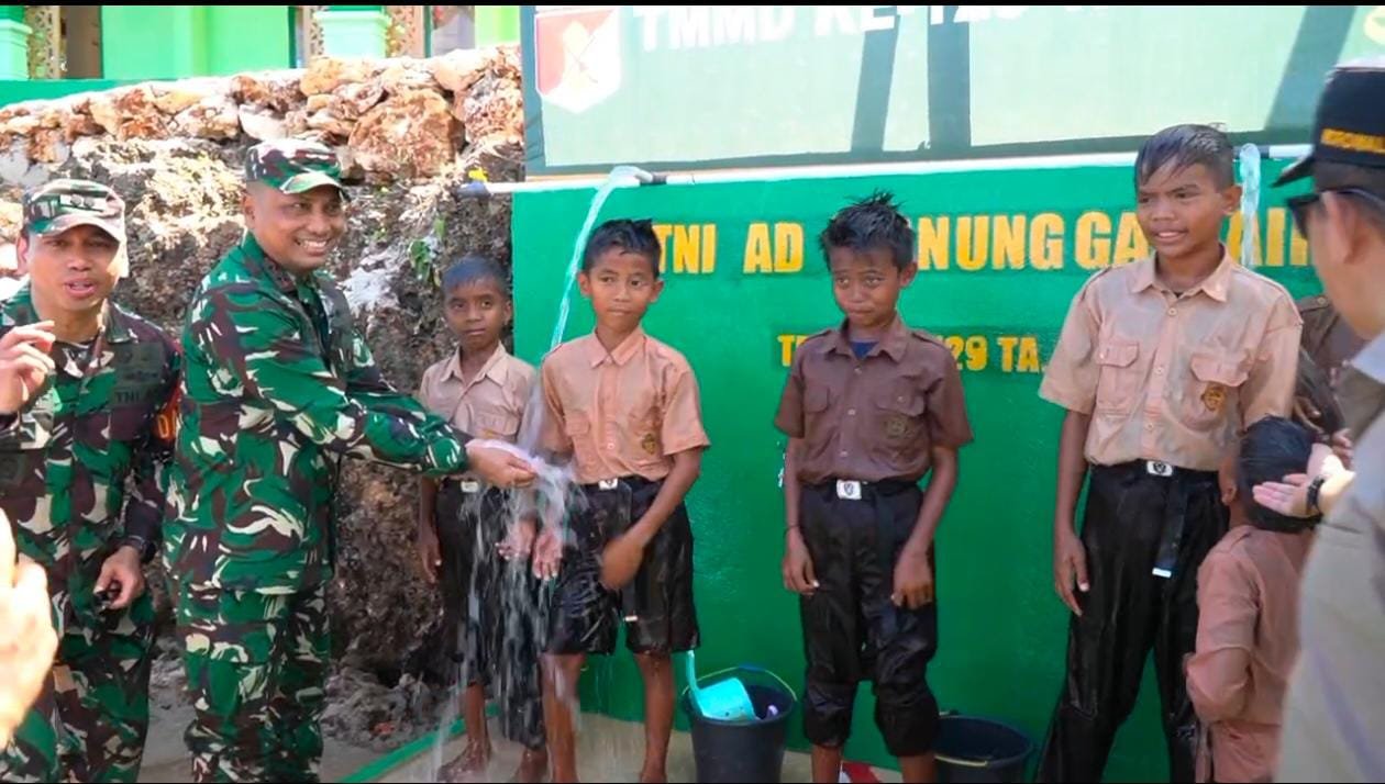 Pangdam XXIII/Palaka Wira Tinjau Manunggal Air Bersih Saat Penutupan TMMD Ke-129