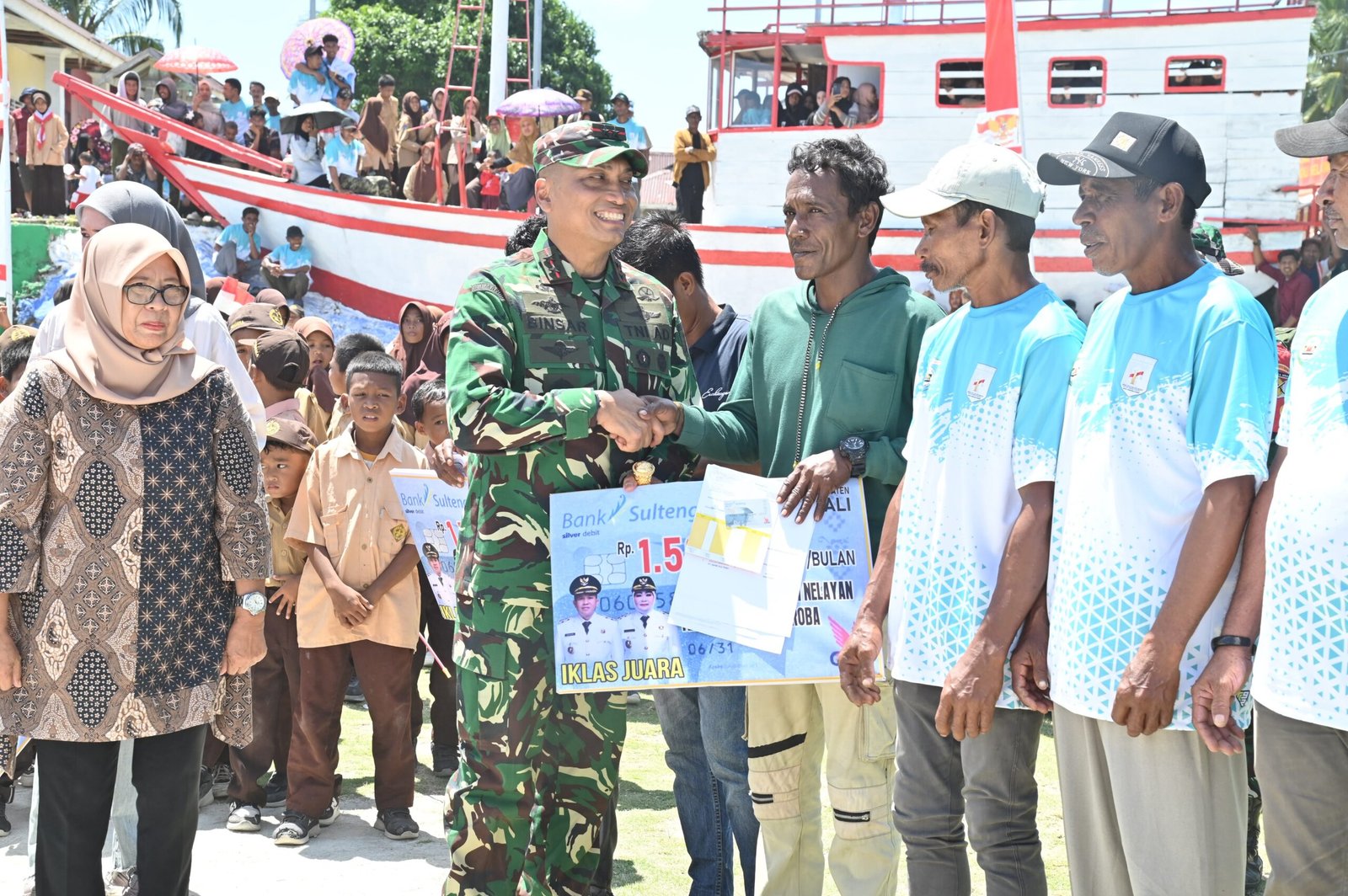 Empat Kepala Desa di Kepulauan Umbele Terima Piagam Penghargaan dari Pangdam XXIII/Palaka Wira