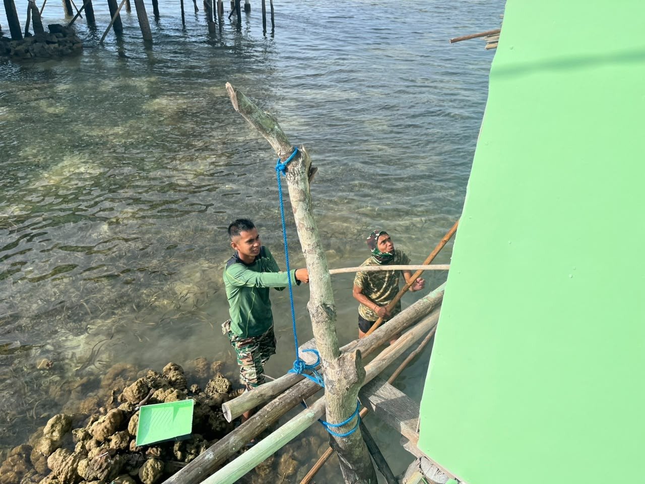 Renovasi RTLH Bapak Nardianto Berlanjut, Satgas TMMD Laksanakan Pengecatan Dinding Luar dan Dalam
