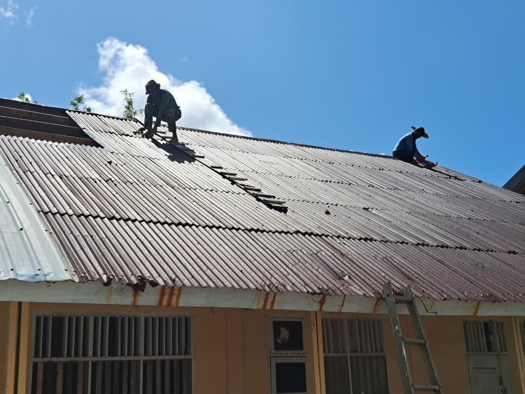 Satgas TMMD dan Warga Tetap Semangat Pasang Atap SMP Negeri Umbele di Tengah Terik Matahari