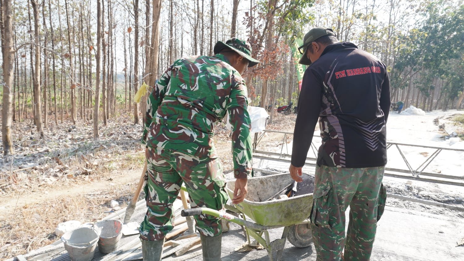 Sahabat Setia di Lapangan”: Arko dan Alat Pertukangan Jadi Saksi Bisu Keringat Satgas TMMD ke-129 Kodim 0812/Lamongan di Desa Tlemang