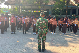 Bentuk Karakter Sejak Dini, Satgas TMMD 129 Bojonegoro Latih Baris Berbaris Siswa SD Kesongo