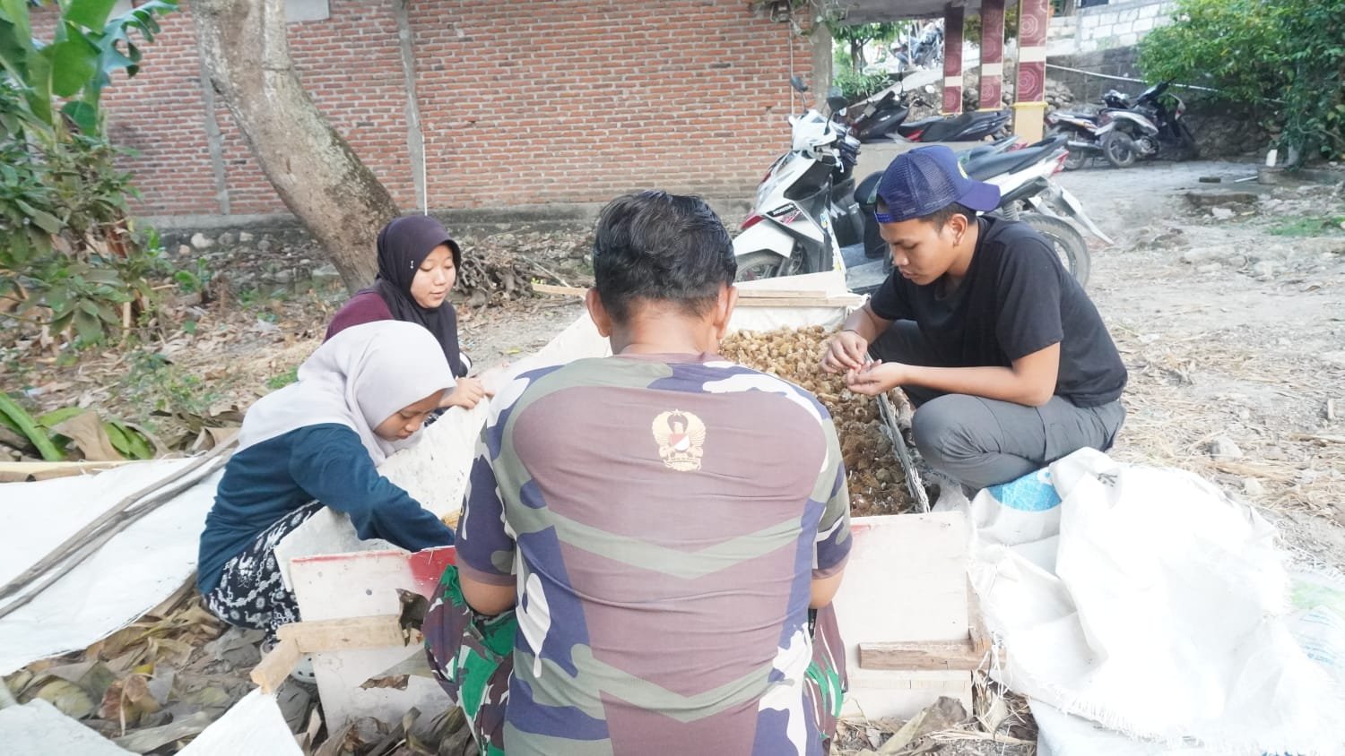 ​Sinergi Loreng dan Jas Almamater: Satgas TMMD ke-129 Kodim 0812/Lamongan Bersama Mahasiswa KKN Hidupkan Potensi Ekonomi Desa Tlemang Lewat Budidaya Jamur